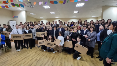 რუსთავში წარჩინებულ მოსწავლეებს კომპიუტერები გადაეცათ [video]