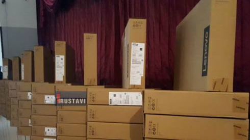 პედაგოგებს კომპიუტერები გადაეცემათ.