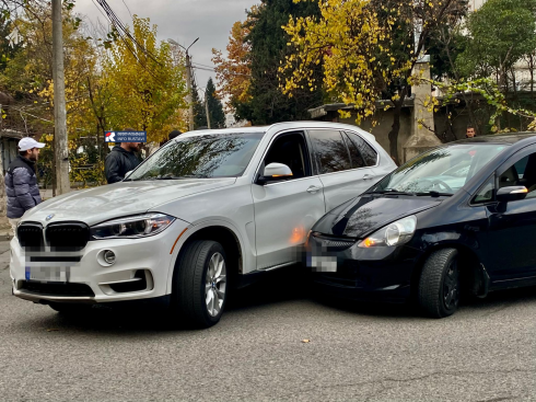 რუსთავში ერთმანეთს ორი ავტომობილი შეეჯახა [photo]