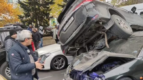 თბილისში ერთმანეთს რამდენიმე ავტომობილი და ავტობუსი შეეჯახა