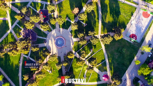 დაბადების დღის გადახდა რუსთავის სკვერებში