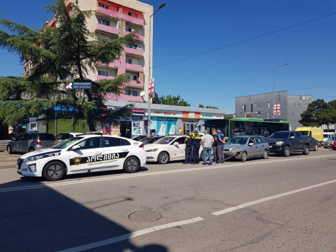 რუსთავში ერთმანეთს 3 ავტომობილი შეეჯახა [photo]