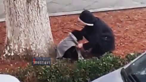 გოგონამ ტანსაცმელი გაიხადა და ძაღლს მოახვია [video]