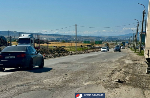 რუსთავში დაზიანებული გზის საფარის შეცვლა დაიწყეს