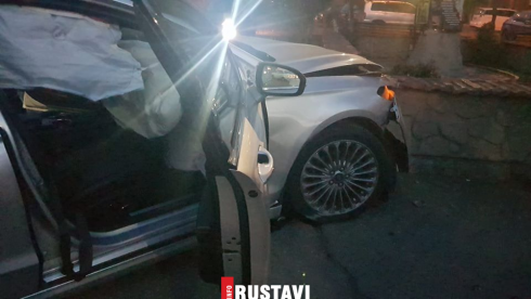 რუსთავში, მანქანა ტროტუარზე ავარდა [video]