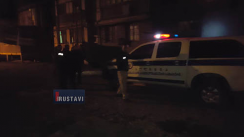 პოლიციის თანამშრომელს თავს დაესხნენ (ვიდეო)