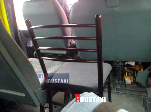 სამზარეულოს სკამი მიკროავტობუსში.