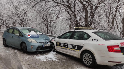 საპატრულო პოლიციის ეკიპაჟი ავარიაში მოხვდა