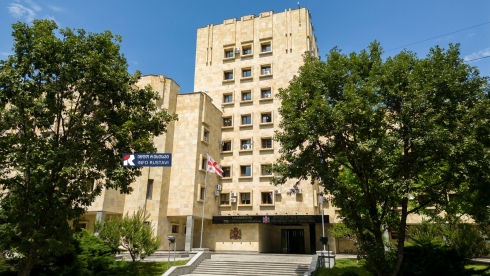 დიდი ოდენობით თანხის თაღლითურად დაუფლების ფაქტზე ერთ პირს ბრალდება წარუდგინეს