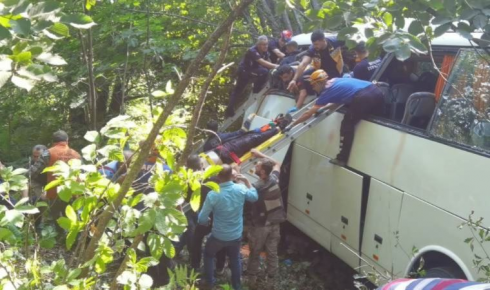 თურქეთში ტურისტებით სავსე ავტობუსი ამობრუნდა [video]