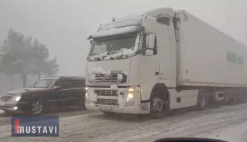 რიკოთის უღელტეხილზე თოვს (ვიდეო)