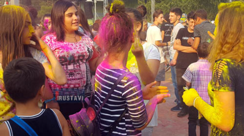 ფერების ფესტივალი (ვიდეო)