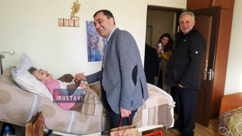 მერი და დეპუტატი მოხუცებულთა თავშესაფარში