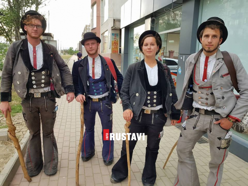 "უცნაურად" გამოწყობილი ახალგაზრდები