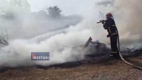 რუსთავი-თბილისის მაგისტრალთან ხანძარია