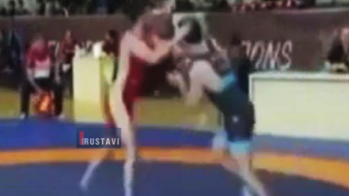 ქართველის და რუსის ჭიდაობა ჩხუბში გადაიზარდა (ვიდეო).