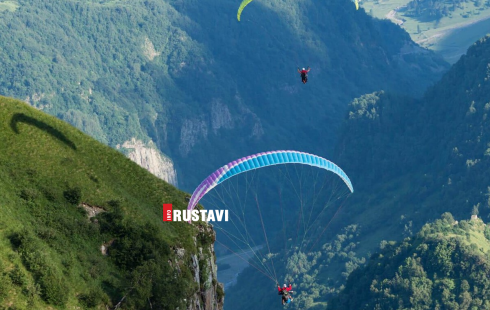 გუდაურში პარაპლანი კლდეს შეეჯახა