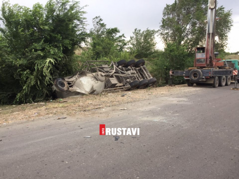 სატვირთო ავტომობილი გადაყირავდა [video]