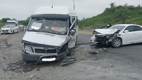 ერთმანეთს სამგზავრო მიკროავტობუსი და მსუბუქი ავტომობილი შეეჯახა