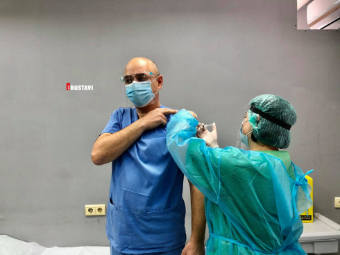 რუსთავში კოვიდ19-ის პირველი ვაქცინა გაკეთდა [photo]