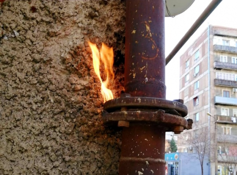 რუსთავში გაზის მილს ცეცხლი გაუჩნდა [photo]