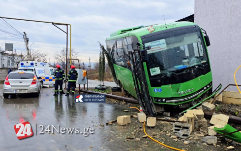მუნიციპალური ტრანსპორტი გზის სავალი ნაწილიდან გადავარდა