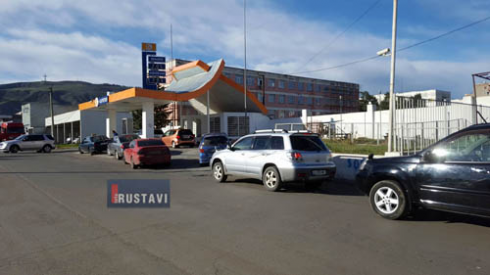 რიგი ბენზინგასამართ სადგურზე