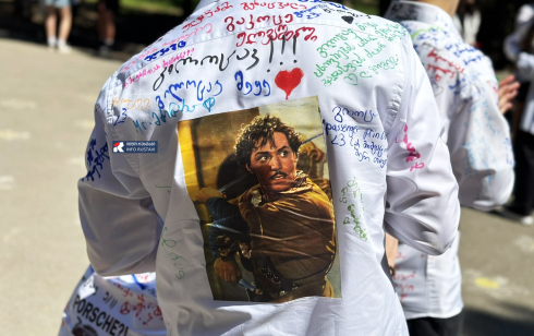 როგორი პერანგებით შეხვდნენ ბოლო ზარს რუსთავში [photo]