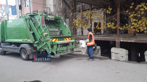 ნაგავსაყრელად ქცეული საძირკველი