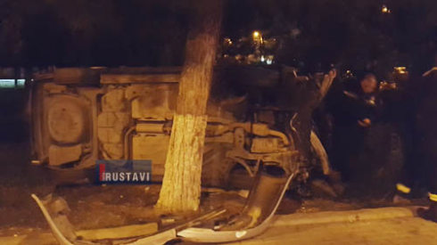 ავტომობილი ტროტუარზე ავარდა, ერთი ხე მოგლიჯა და მეორე ხემ გააჩერა (ვიდეო).