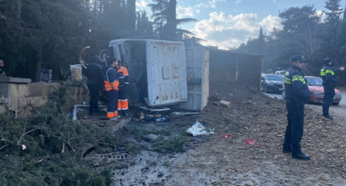 ტრაილერი ბოძს შეეჯახა და ამობრუნდა