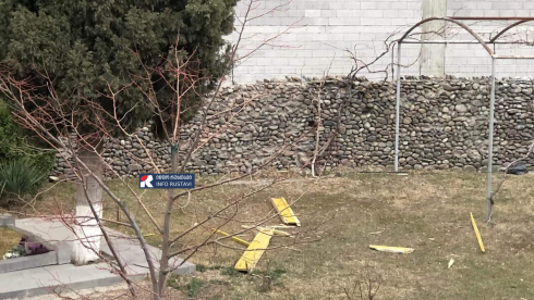 მშენებლობიდან ტაძრის ეზოში სამშენებლო მასალები გადმოცვივდა