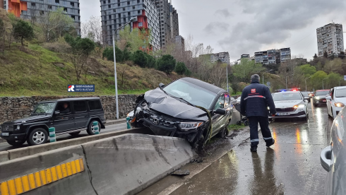 ერთმანეთს ორი ავტომობილი შეეჯახა [photo]