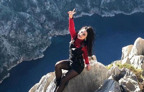 ქალი ფოტოს გადაღებისას კლდიდან გადავარდა