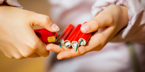 რუსთავში პიროტექნიკის გამოყენების გამო სამმა ადამიანმა თითი დაკარგა