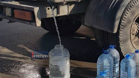 წყალი საავტომობილო ავზით (photo)