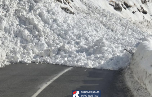 ქუთაისი(მოწამეთა)-ტყიბული-ამბროლაურის გზაზე ზვავის მასა ჩამოვიდა