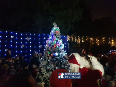 რუსთავის ბაღებში ნაძვის ხეებს საზეიმოდ აანთებენ