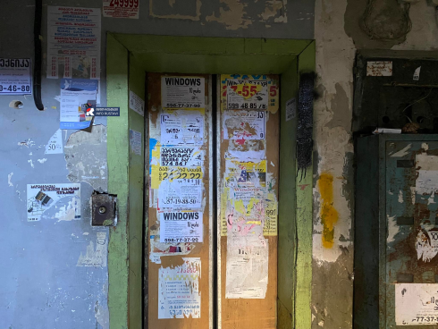 ადგილობრივების თქმით, რუსთავში, კორპუსში ლიფტი ჩავარდა