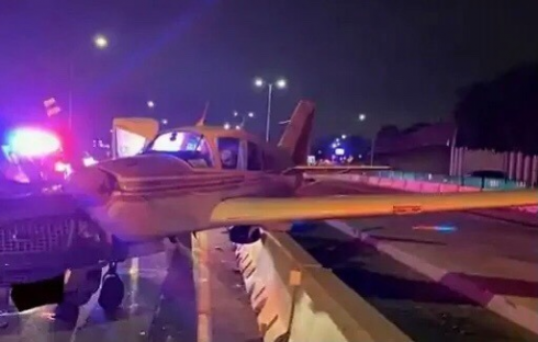 თვითმფრინავი ავტომობილს შეეჯახა [video]