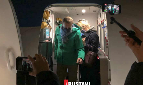 ალექსეი ნავალნი აეროპორტში დააკავეს