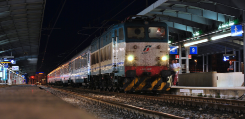 ახალგაზრდა მამაკაცი ლიანდაგებში ჩავარდა