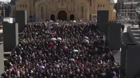 სრულიად საქართველოს კათოლიკოს-პატრიარქ ილია II-ისთვის პატივის მისაგებად სამების საპატრიარქო ტაძარში სამოქალაქო პანაშვიდი გრძელდება.