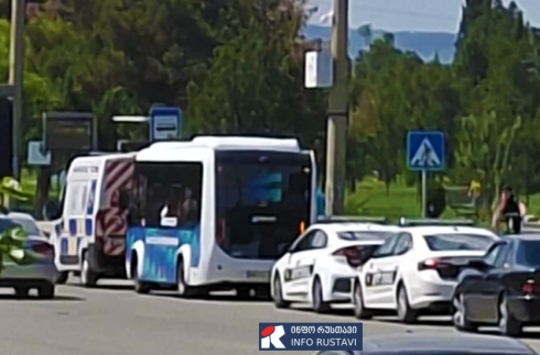 რუსთავი-თბილისის ავტობუსში დამუხრუჭების დროს მგზავრი სკამიდან გადავარდა