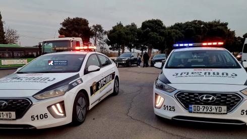 რუსთავში 2 ავტომობილი ერთმანეთს შეეჯახა, დაშავდა ახალგაზრდა გოგო