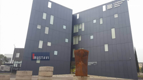 სკულპტურა არქივის შენობის წინ