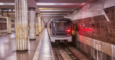 მეტროს ლიანდაგებში კაცი ჩავარდა