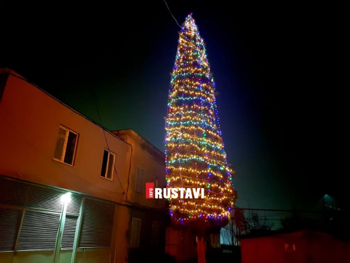 მამაკაცმა ბავშვებს ნაძვის ხე მოურთო [video]