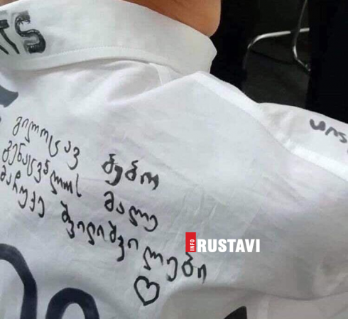 თეთრი პერანგები ფერადი სურვილებით [photo]