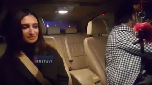 პირდაპირი ეთერის დროს პატრულმა "ინფო რუსთავის" მანქანა გააჩერა (ვიდეო)